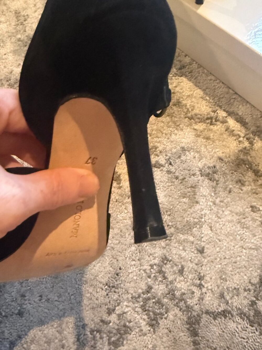 Beautiful Manolo Blahnik Heels in Black Suede - Picture 11 of 12